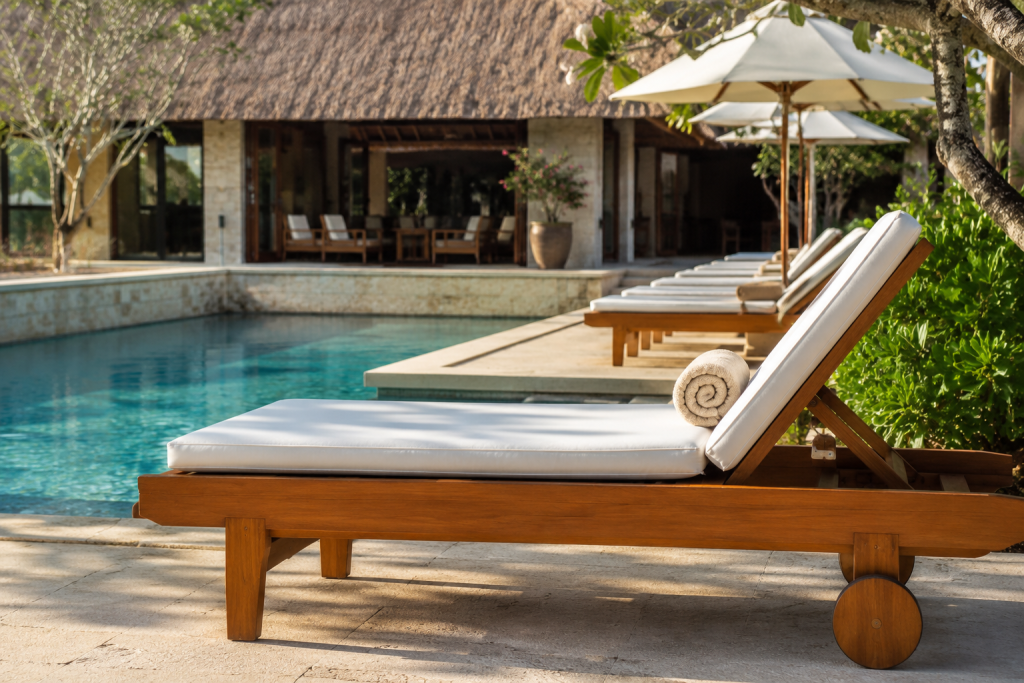 Sun Lounger Kayu Jati Berkualitas Tinggi di Tepi Kolam Renang Resort